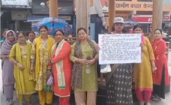 रामनगर में धरने पर बैठीं पूर्व प्रधान निधि मेहरा 'माफी दो, वरना सड़क जाम'... 