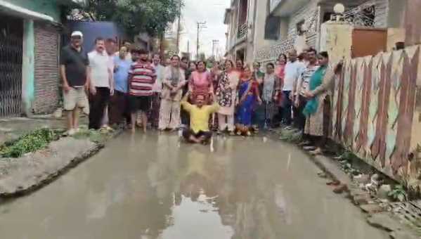 जलभराव से परेशान पानी में बैठे पार्षद UUSDA पर फूटा जनता का गुस्सा! 