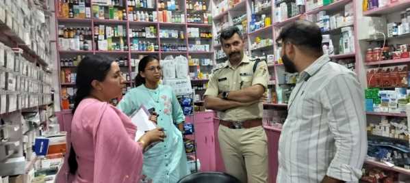 मेडिकल स्टोर पर छापा! फार्मासिस्ट गायब, बिक्री पर लगी रोक