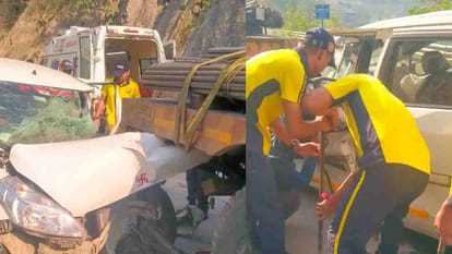 सरियों से लदे ट्रक से भिड़ी तेज रफ्तार कार,  महिला की मौत,7 घायल!! 