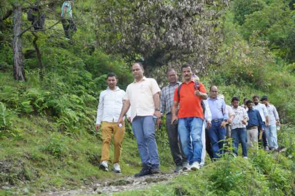 उत्तराखंड के इस गांव में DM की एंट्री 18 KM पैदल चलकर पहुंचे गांव 