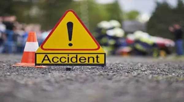 Accident News: नैनीताल हाईवे पर चौकाने वाला हादसा, स्कूटी समेत 3 लोग खाई में गिरे !