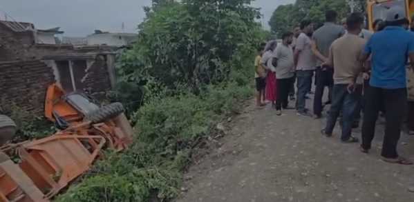 डंपर निकालते वक्त बेकाबू हुई हाइड्रा, मकान तोड़ आंगन में घुसी