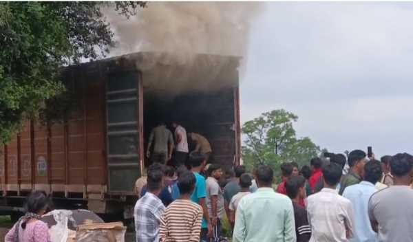 हरिद्वार: घरेलू सामान से भरे ट्रक में लगी आग, बड़ा हादसा टला