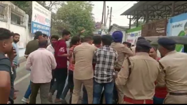 Ramnagar Murder Case : युवक की हत्या के बाद परिजन और पुलिस के बीच तीखी नोकझोंक