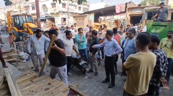 रामनगर में प्रशासन का बड़ा एक्शन, जेसीबी से हटाए गए अवैध कब्जे!!