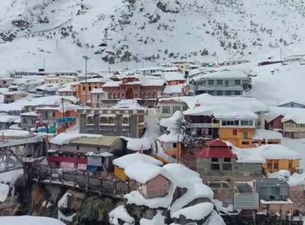 Snowfall: बदरीनाथ में बिछी बर्फ की सफ़ेद चादर, पर्यटकों ने उठाया हिमपात का पूरा लुत्फ़ 