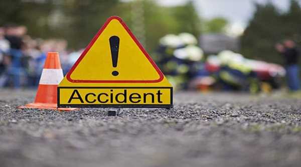 Accident News: बस और कार की हुई भीषण टक्कर, कार सवार तीन व्यक्ति हुए घायल 