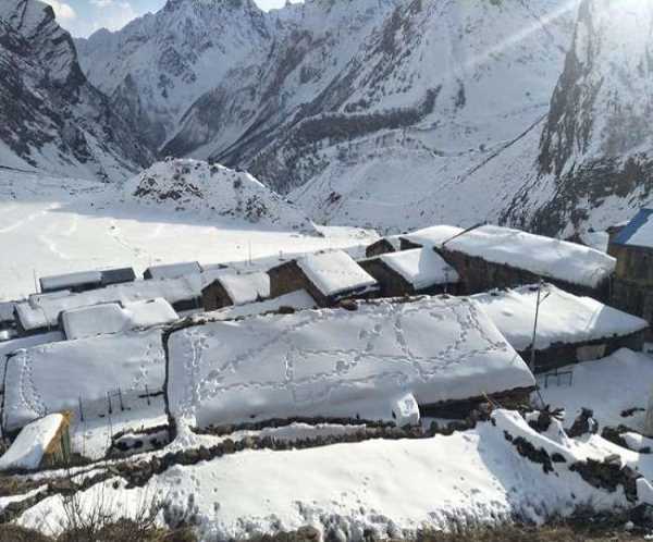 हिमालय दर्शन करने वाले पर्यटकों करना पड़ेगा लंबा इंतज़ार । भारी बर्फबारी के चलते बंद है उच्च हिमालय के रास्ते 