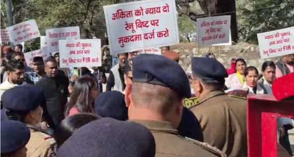 लक्ष्मण झूला थाना क्षेत्र में पुलिस छावनी, प्रदर्शनकारियों ने विधायक के खिलाफ तहरीर दी . 