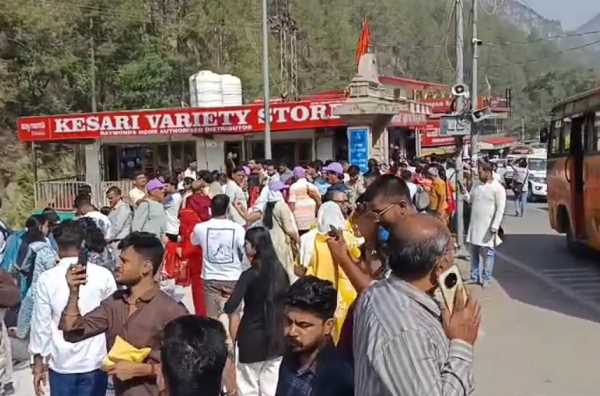 कैची धाम में बेकाबू ट्रैफिक! श्रद्धालु फंसे घंटों जाम में, प्रशासन पर उठे सवाल!