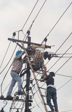 बिजली के खंभे ने छीनी जिंदगी, चार कर्मचारी अस्पताल में भर्ती