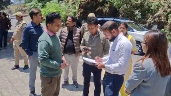 नैनीताल में अवैध कब्जों पर चला प्रशासन का डंडा, कई स्टॉल हटाए गए!