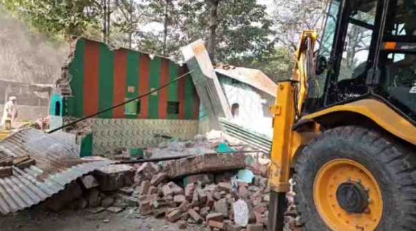 हरिद्वार अतिक्रमण पर कार्रवाई, सरकारी जमीन पर बनी अवैध दरगाह पर चला बुलडोजर