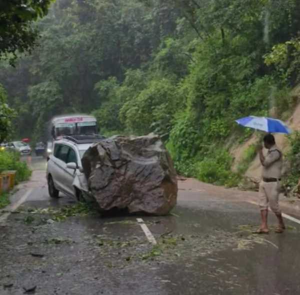 नैनीताल-हल्द्वानी मार्ग पर बड़ा हादसा टला, टैक्सी पर गिरा बोल्डर !
