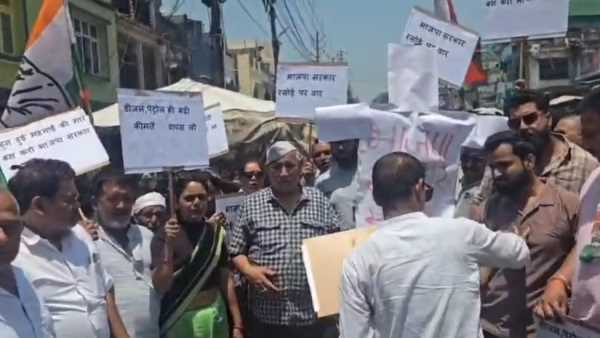 पेट्रोल-डीजल की महंगाई पर कांग्रेस का हल्लाबोल, सरकार का फूंका पुतला!