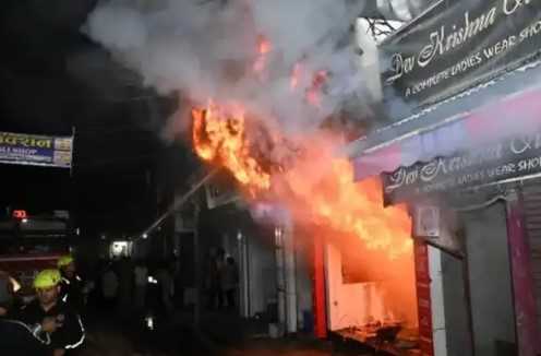 24 घंटे में दूसरी बड़ी आग भड़की..जूते की दुकान बनी आग का शिकार, एक के बाद एक आग!