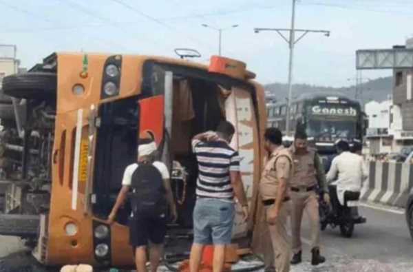 डंपर की टक्कर से पलटी श्रद्धालुओं की बस, धार्मिक यात्रा पर निकले परिवार में मची चीख-पुकार