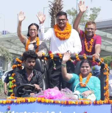 UPSC के टॉपर आदित्य श्रीवास्तव आज पहुंचे होमटाउन, फूल-मालाओं से किया स्वागत!