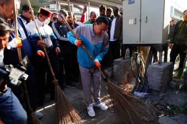 देहरादून.. झाड़ू हाथ में लेकर सड़कों पर उतरे CM धामी, स्वच्छता का दिया संदेश ! 