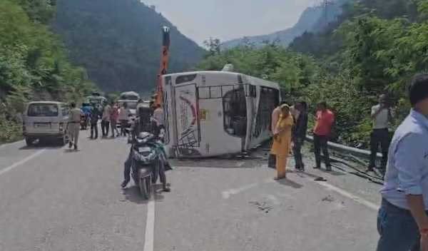 उत्तराखंड..दर्दनाक हादसा..बस पलटने से  2 की मौत 13 यात्री घायल !