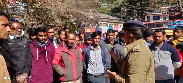 Nainital News: नैनीताल सीओ सिटी ने टैक्सी चालकों से मुलाकात कर दी ट्रैफिक नियमो की जानकारी 