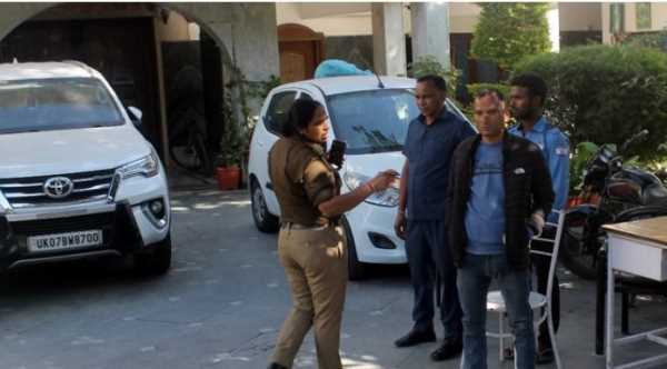 Income Tax Raid..25 गाड़ियों में देहरादून आए 100 अफसर, ताबड़तोड़ कार्रवाई से मची अफरातफरी