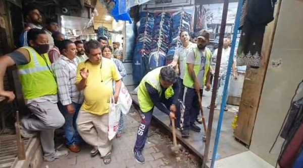 रामनगर में चूड़ी गली में अवैध अतिक्रमण पर नगर पालिका ने चलाया हथौड़ा
