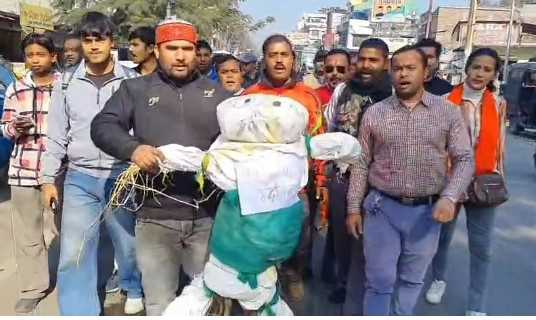 रामनगर..सड़क पर आक्रोश, VHP और बजरंग दल ने बांग्लादेश का पुतला फूँक जताया विरोध ! 