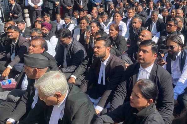 अधिवक्ताओं से प्रशासन ने मांगे सुझाव, आज पूरे दिन हड़ताल