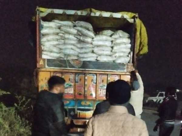 चेकिंग के दौरान आबकारी विभाग की कार्रवाई, 50 माल्टा पाउच जब्त