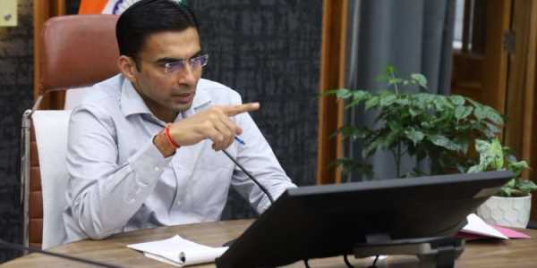 तैस में आकर लहराया शस्त्र; डीएम ने किया पुनीत अग्रवाल का शस्त्र जब्त; लाइसेंस निलम्बित