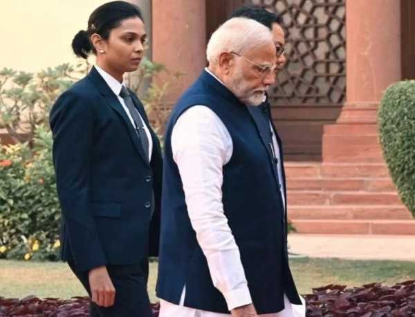 PM मोदी के साथ महिला SPG कमांडो साथ  वायरल हो रही फोटो की जानिए क्या है सच्चाई ???