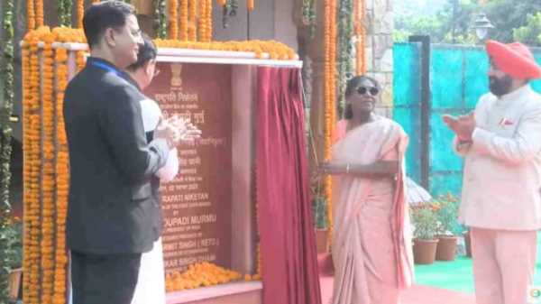 देहरादून पहुंचीं द्रौपदी मुर्मू, राष्ट्रपति निकेतन में फुट ओवर ब्रिज का किया उद्धाटन