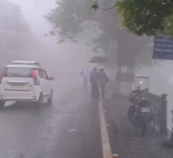 नैनीताल में बारिश का कहर! 3 दिन से जनजीवन ठप, 7 सड़कें बंद, कोहरे ने बढ़ाई मुश्किलें!!