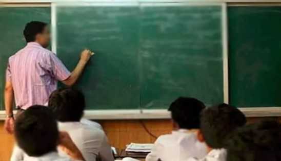 हेडमास्टर डिमोट होकर बना शिक्षक, फर्जी नामांकन का खुलासा! 