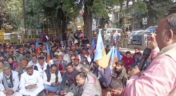 हल्द्वानी के बुद्ध पार्क में सुराज सेवा दल के विरोध प्रदर्शन के बीच भारी पुलिस बल की  तैनाती 