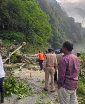 लैंडस्लाइड से चीन सीमा मार्ग बंद, आदि कैलाश यात्री बीच रास्ते में फंसे!!