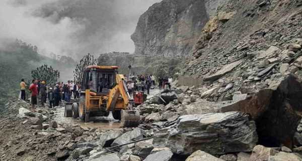 बदरीनाथ हाईवे भनेरपाणी और पागलनाला में हुआ सुचारु, भूस्खलन के कारण देर रात से था बाधित 