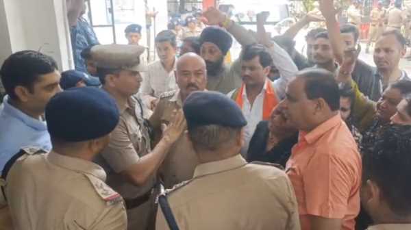 हल्द्वानी..ज्योति मेर हत्याकांड को लेकर कोतवाली का घेराव, भारी पुलिस बल तैनात 