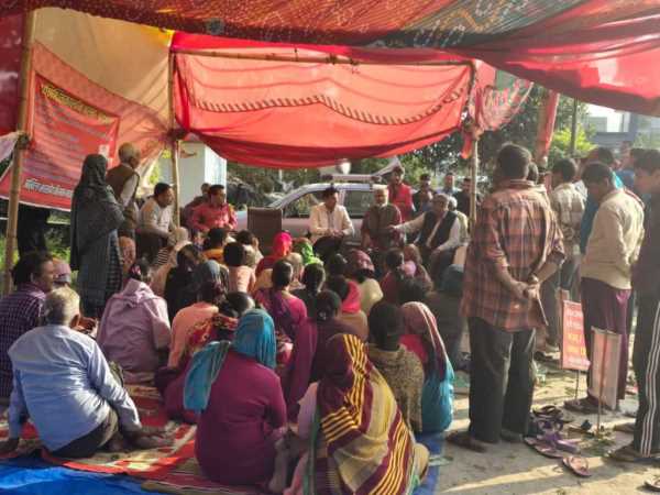 बागजाला के धरने पर पहुंचें एसडीएम हल्द्वानी, एसडीओ वन, एई पीडब्ल्यूडी 