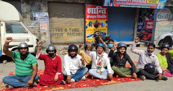 यहां बदहाल सड़कों को ठीक करने की मांग को लेकर कांग्रेस कार्यकर्ताओं ने कुछ इस अंदाज़ में किया प्रदर्शन