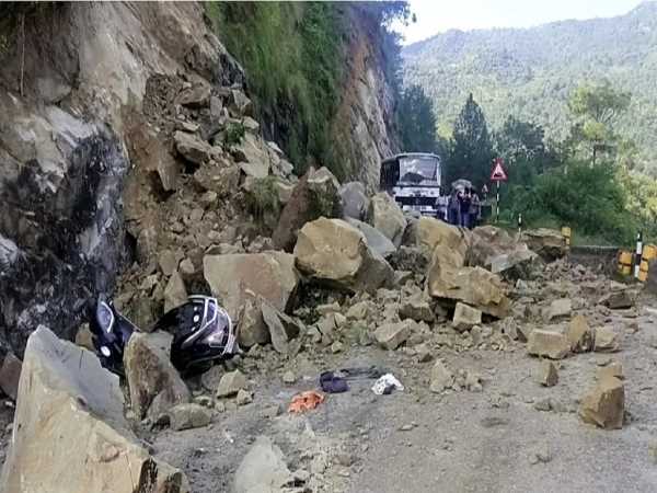 Landslide: पहाड़ी से भरभराकर गिरे बड़े पत्थर, भूस्खलन की चपेट में आने से एक व्यक्ति हुआ घायल 