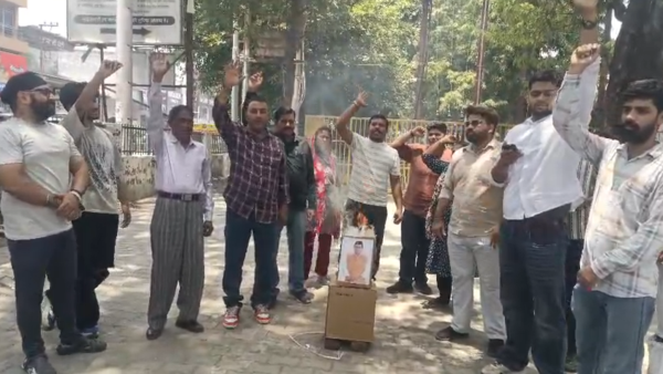 स्मार्ट मीटर के विरोध में कांग्रेस का प्रदर्शन, सरकार का फूंका पुतला!!