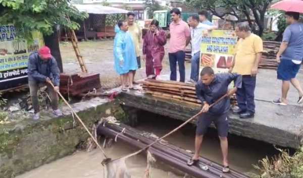 हल्द्वानी में हुआ जलभराव , मौके पर पहुंची नगर आयुक्त ने यूँ किया समाधान 