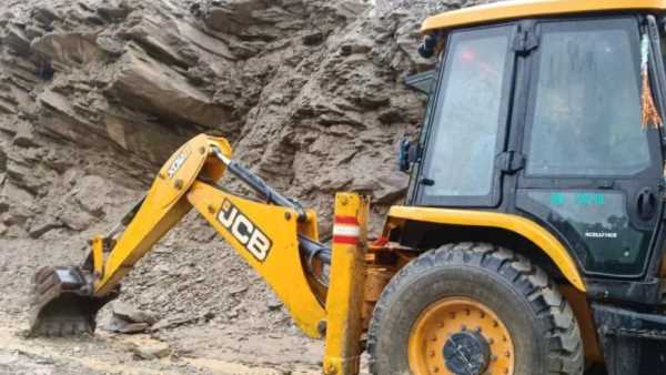 डेंजर जोन क्वारब के समीप एनएच पर आया मलबा, वाहनों की रफ्तार थमी