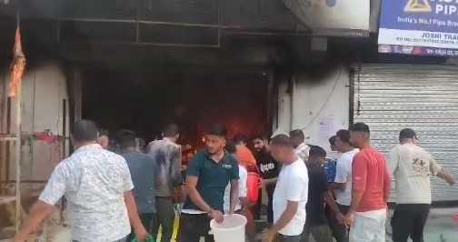  हल्द्वानी में यहाँ पेंट की दुकान में भीषण आग, लाखों का सामान जलकर खाक !!