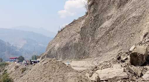 Rishikesh Gangotri Highway: पहाड़ी से गिरा भारी मलबा, यातायात बाधित, हाईवे के दोनों ओर लगी वाहनों की लाइन