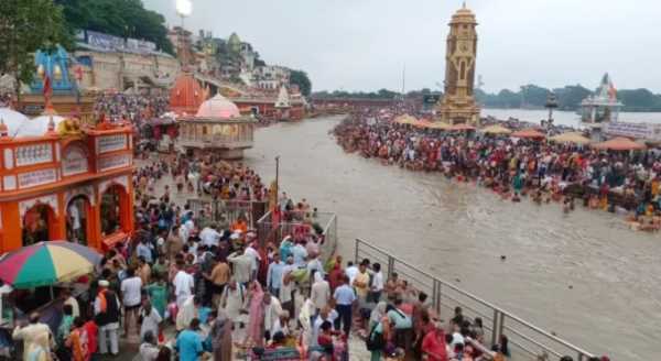 सोमवती अमावस्या पर हरिद्वार में हरकी पौड़ी पर उमड़ी भीड़
