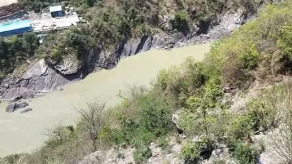 सैकड़ों फीट खाई में गिरी कार, अलकनंदा नदी में बहने की आशंका